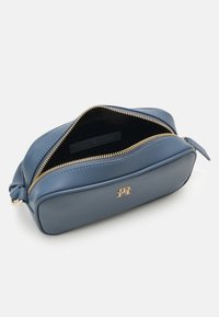 Tommy Hilfiger REFINED CAMERA BAG - Keresztpántos táska - faded ink