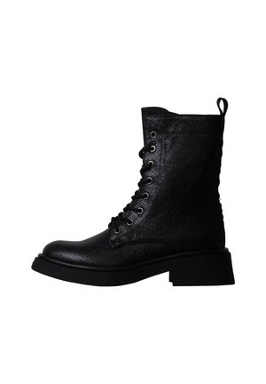 Bottine noire texturée à lacets avec petit talon bloc et languette à l'arrière, vue de profil latéral sur fond blanc.