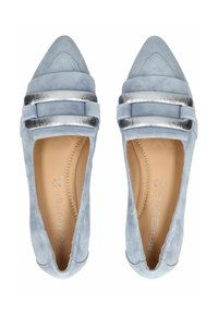 Ballerine in camoscio blu chiaro con punte a punta e dettagli metallici argentati. Presentano una texture liscia e due fiocchi decorativi nella parte anteriore.