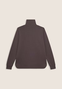 Maglione marrone con collo alto e maniche lunghe, caratterizzato da una texture liscia e aperture laterali all'orlo per facilitare i movimenti.