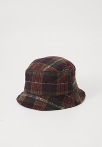 Bucket-Hut aus karierter Wolle mit grünen, burgunderfarbenen und braunen Tönen, ausgestattet mit einem breiten Rand und weicher Textur.