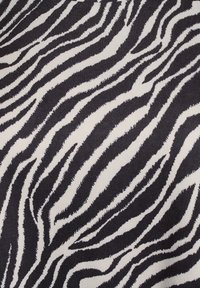 Čiernobiela zebra potlač tkaniny s hladkými, štruktúrovanými pruhmi. Dizajn obsahuje vlnité línie rôznych šírok a kontrastov.