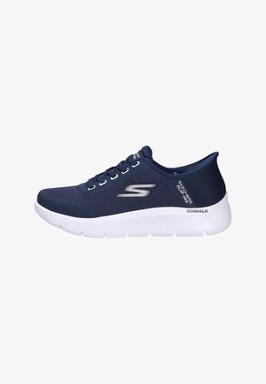 Baskets Skechers GOwalk bleu marine avec semelle blanche, tissu en maille, lacets et logo "S" sur le côté.