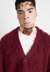 Obey Clothing PATRON CARDIGAN - Casaco de malha - zinfandel