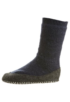 Ciemnoniebieska skarpetka dzianinowa z szarym filcowym spodem, z wzmocnionym palcem i białym przeszyciem wzdłuż dolnej części dla lepszego uchwytu i stabilności.