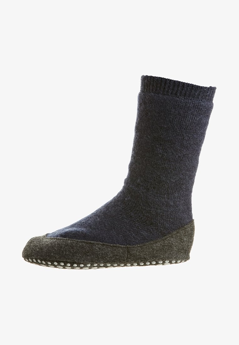 Ciemnoniebieska skarpetka dzianinowa z szarym filcowym spodem, z wzmocnionym palcem i białym przeszyciem wzdłuż dolnej części dla lepszego uchwytu i stabilności.