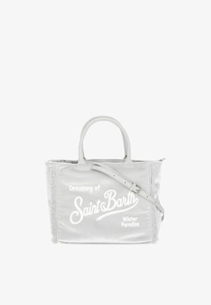 Borsa in tessuto grigio con manici corti e tracolla removibile, caratterizzata da testo ricamato bianco e dettagli a frange sui lati.