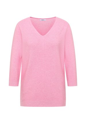 Pull rose en maille côtelée avec col en V et manches trois-quarts, présentant une couture verticale centrale et un ourlet droit.