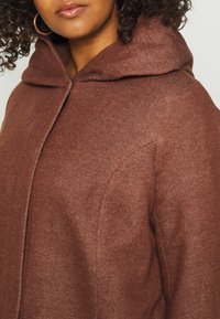 ONLY Carmakoma CARSEDONA - Casaco curto - chocolate fondant