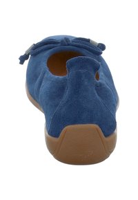 Blauer Wildlederschuh mit abgerundetem Absatz, elastischem Detail an der Ferse und einer hellbraunen Gummisohle. Glatte Textur und minimalistisches Design.