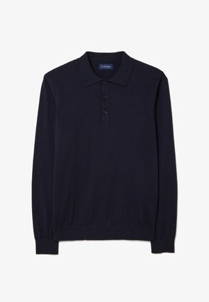 Polo azul marino de manga larga confeccionado con tela suave, que presenta un cuello clásico, una tapeta con tres botones y puños acanalados.