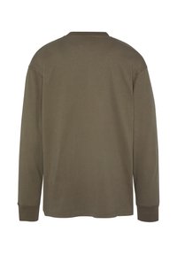 T-shirt à col rond à manches longues en vert olive, fabriqué en coton doux. Dispose d'une coupe décontractée et de poignets côtelés aux manches.