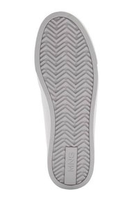 Talpa de tenisi alba cu un model texturat în forme de herringbone, margini netede și o eticheta rectangulară cu sigla "MNG" în centru.