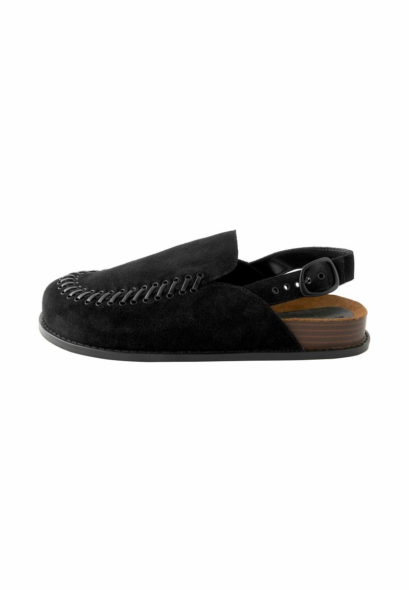 Fekete nubukbőr slip-on cipő kerek orral, részletes varrással az elején és állítható csat a saroknál. Barna fa talp.