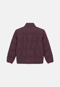 Giacca puffer di un profondo borgogna, con colletto rialzato, design trapuntato, polsini elasticizzati e una texture leggera.