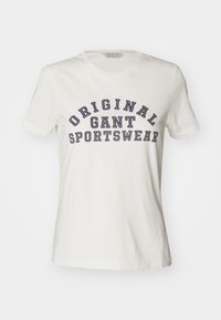 Camiseta de algodón blanca con cuello redondo y mangas cortas. Texto "ORIGINAL GANT SPORTSWEAR" en azul marino en la parte frontal.