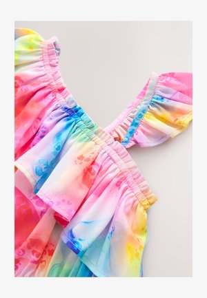 Top de tela colorida y ligera con mangas con volantes. Degradado de rosa, azul y amarillo con un patrón suave y fluido. Detalle de escote fruncido.