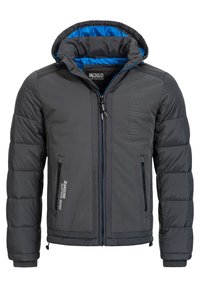 Veste grise isolée avec capuche amovible, doublure bleue, poches zippées sur les côtés et manches texturées présentant un détail de logo de marque.