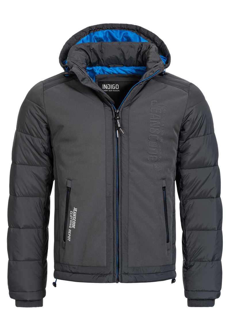 Veste grise isolée avec capuche amovible, doublure bleue, poches zippées sur les côtés et manches texturées présentant un détail de logo de marque.