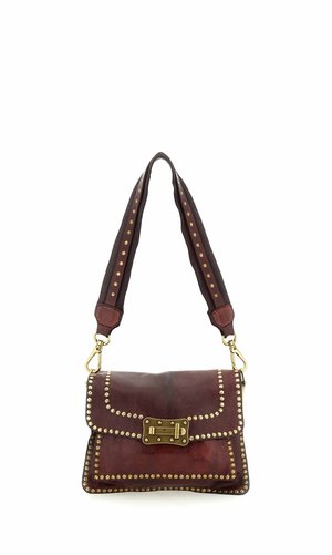 Borsa a tracolla in pelle marrone con dettagli in borchie dorate, tracolla larga e chiusura con fibbia rettangolare dorata sulla patta frontale.