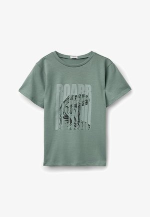 T-shirt vert à manches courtes avec un motif de dinosaure rugissant et le mot « ROARR » en grandes lettres verticales sur le devant.