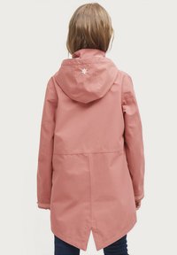 Roze waterdichte jas met een capuchon, voorzien van een rugventilatie en een klein geborduurd ontwerp. Glad textuur, lange mouwen en een rechte snit.