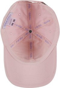 Căciulă de baseball roz deschis, cu o margine structurată și material moale. Interiorul prezintă cusături și un buton central, cu accente de violet deschis.