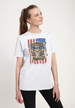 Henry Tiger, GUNS 'N' ROSES - SKULL & CROSSBONES AMERICAN FLAG BAND MUSIC - Print T-shirt - white