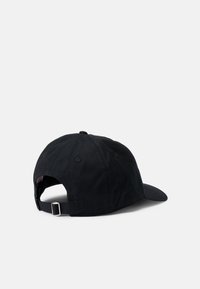 Cappello di cotone nero con visiera curva, fascetta regolabile sul retro e costruzione a sei pannelli; è dotato di fori di ventilazione per traspirabilità.