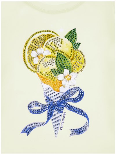 Εικονογράφηση παγωτού σε χωνάκι με φέτες λεμονιού, λευκά λουλούδια, πράσινα φύλλα και μια μπλε κορδέλα δεμένη γύρω από το χωνάκι σε ανοιχτό φόντο.