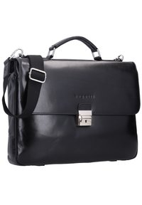Bolso de mensajero de piel negra con cierre de solapa, herrajes plateados y correa de hombro ajustable. Presenta una textura suave y un logotipo sutil.