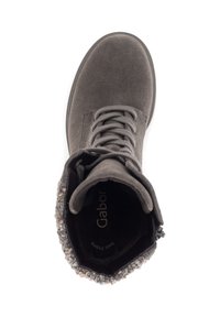 Bota de ante gris con forro de lana texturizado en la parte superior, punta redonda y cierre tradicional con cordones. Logo visible en el interior.