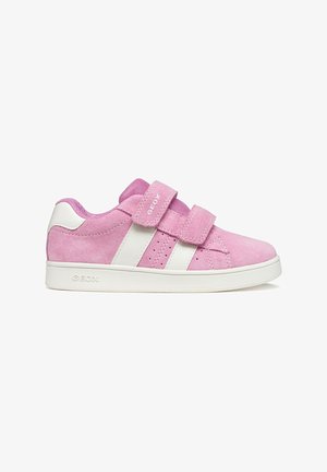Sneaker rosa per bambini con strisce bianche, due cinturini in velcro e suola bianca, realizzata in materiali scamosciati e mesh.