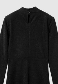 Abito nero con maniche lunghe, realizzato in tessuto strutturato e scintillante. Presenta un colletto alto e una chiusura a chiave sul retro con bottoni.