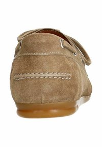 Beige Wildlederschuh mit abgerundetem Zehenbereich, die Rückansicht zeigt genähte Details und eine glatte Gummisohle. Verfügt über Schnürverschluss und Ösen.