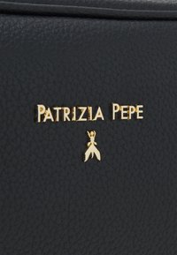 Sort struktureret lædertaske med et guld "Patrizia Pepe" logo og små guld hardware-detaljer under logoet.