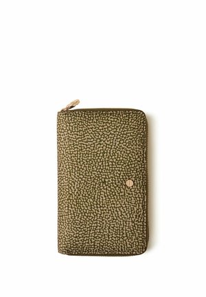 Portefeuille compact vert olive avec motif beige tacheté, fermeture éclair dorée et petit emblème métallique circulaire à l’avant.