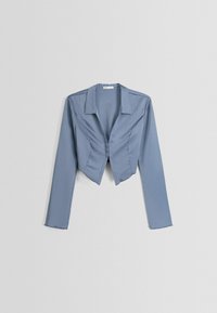 Avskuren blå satinjacka med långa ärmar, en kiltad krage och knäppning framtill; har rynkade detaljer vid bröstet.