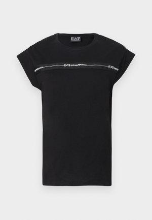 Tricou negru cu mâneci scurte pliabile, având o bandă orizontală gri cu logo pe piept. Confecționat din material moale de bumbac.