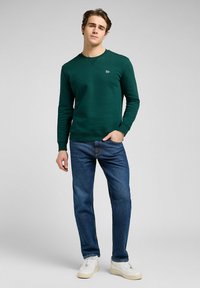 Lee LONG SLEEVE PATCH CREW - REGULAR FIT - Felpa - jade forest