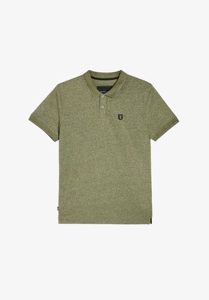 Zielona koszulka polo z krótkim rękawem, z dwoma guzikami i małym czarno-złotym emblematem na lewej piersi.