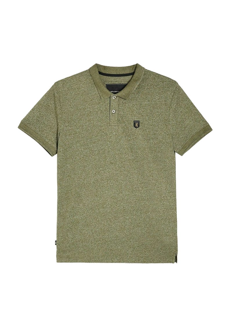 Zielona koszulka polo z krótkim rękawem, z dwoma guzikami i małym czarno-złotym emblematem na lewej piersi.