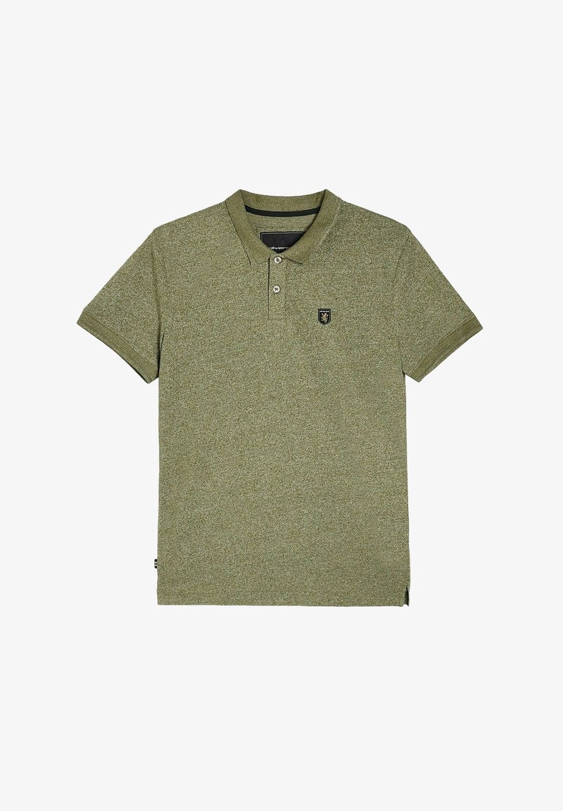 Zielona koszulka polo z krótkim rękawem, z dwoma guzikami i małym czarno-złotym emblematem na lewej piersi.