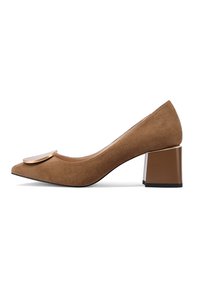 Décolleté in suede marrone con punta affilata, dotate di un accento metallico sulla tomaia e un design unico del tacco a blocco.