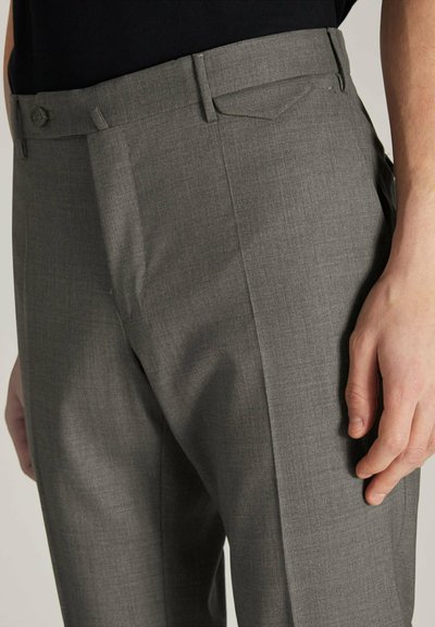 Grijze op maat gemaakte broeken met een gestructureerde afwerking, voorzien van een knoopsluiting, schuine zakken en een slanke pasvorm.
