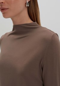 someday. Langarmshirt - soft mocha