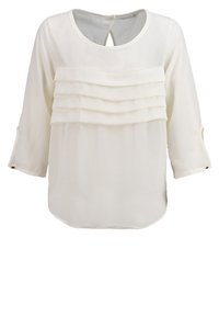 Blouse blanche pour femmes avec manches trois-quarts, plis horizontaux en tissu sur la poitrine et petite ouverture en forme de clé dans le dos avec fermeture par bouton.