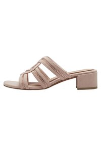 Sandale à talon carré rose clair avec trois brides croisées, présentant un détail perforé et une finition en daim lisse.