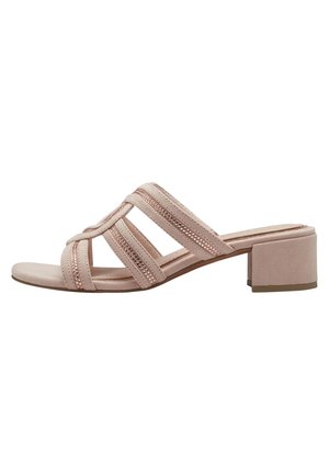 Sandale à talon carré rose clair avec trois brides croisées, présentant un détail perforé et une finition en daim lisse.