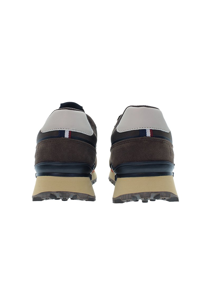 Para brązowych i beżowych casualowych sneakersów z czarnymi i czerwonymi akcentami, widocznych z tyłu na białym tle.